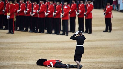 Se desmaya Guardia Real mientras velaba el ataúd de la reina Isabel