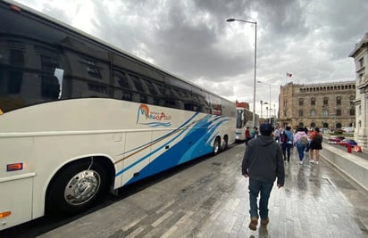  “No somos acarreados” autobuses de Querétaro y Tabasco llegan al Zócalo para apoyar a AMLO en Grito