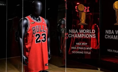 Subastada camiseta de Michael Jordan por millones 