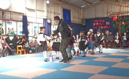 Como todo un superhéroe, papá baila con su hija en festival escolar al ver que no tenía pareja