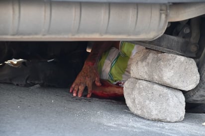 Hombre se arroja a paso de camioneta y queda bajo de una llanta