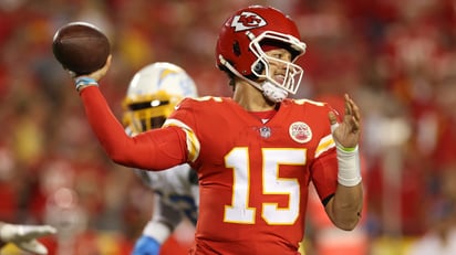 Chiefs logran apretado triunfo ante Chargers por marca 27-24