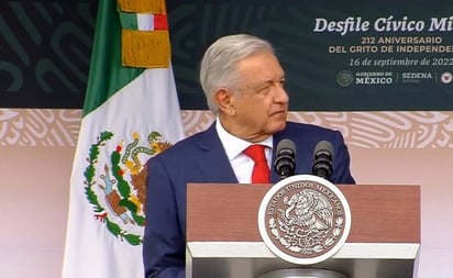 En desfile cívico militar, AMLO se compromete a seguir demandando la libertad de Assange