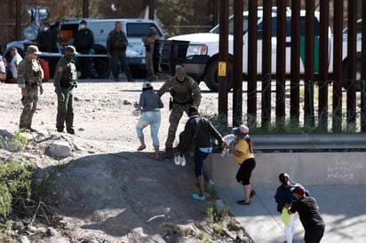 Trasladan a albergues a decenas de migrantes enviados a Martha's Vineyard