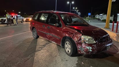 Conductora ignora alto y provoca fuerte choque 