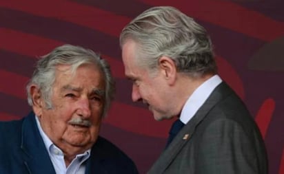 Ser opositor habla bien de usted, dice José Mujica a Santiago Creel en desfile cívico militar: 
