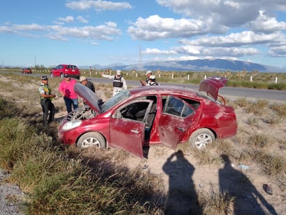 Familia vuelca en la carretera Monclova-Sabinas 