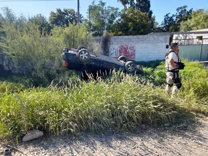 Mujer vuelca sobre la carretera 30 a la entrada de Nadadores 