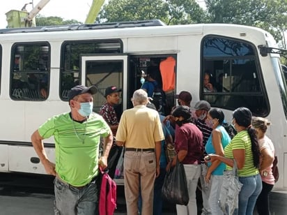 Jóvenes no respetan lugares para adultos mayores en el transporte Público