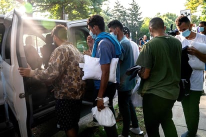 Texas envía otro bus con migrantes a la residencia de Kamala Harris