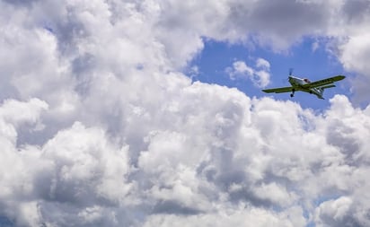  Chocan dos avionetas en el aire cerca de Denver; hay tres muertos