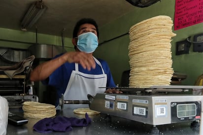 El precio de la tortilla va al alza y su consumo diario a la baja