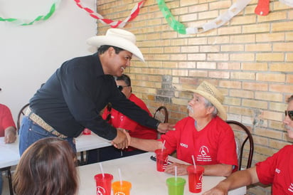 Beto Villarreal y DIF asisten a personas  con discapacidad