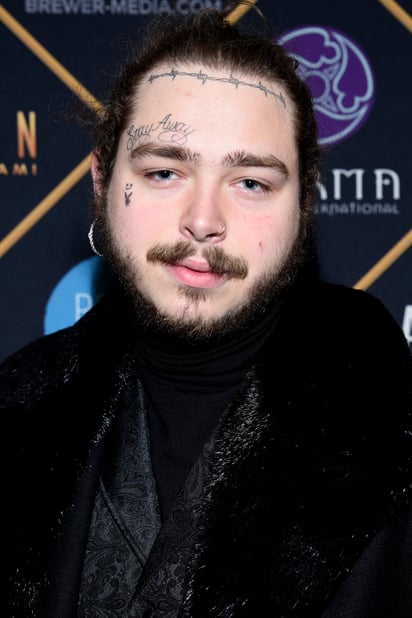 Post Malone finaliza concierto pese a estar lesionado