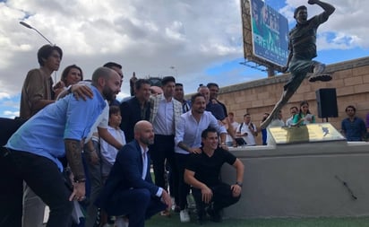 Presentan la estatua de Oribe Peralta en Torreón: Oribe Peralta fue nombrado como Santo Inmortal y además de la estatua habrá un palco con su nombre