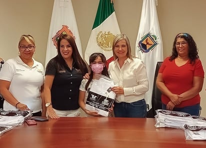 Alcaldesa hace entrega de uniformes a niños de Tae Kwon Do