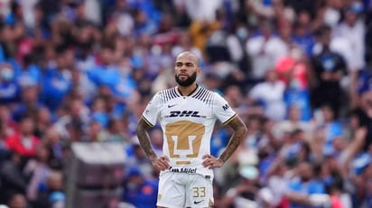 Dani Alves se salvó de una expulsión ante Cruz Azul