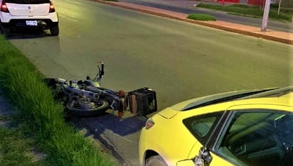 Chocan motociclistas tras esquivar bache en Torreón