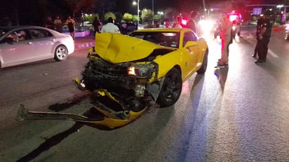 Cafre en auto deportivo choca a familia 