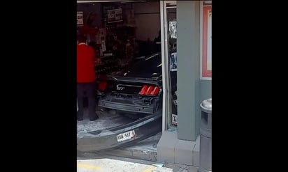 Con todo y vehículo conductor entra a un Oxxo y destroza la tienda