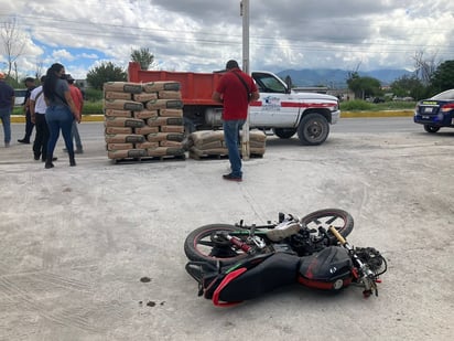 Motociclista se estrella contra torton y sufre diversas lesiones