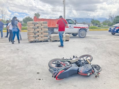 Motociclista se estrella contra torton y sufre diversas lesiones