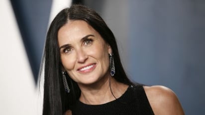 De espaldas, Demi Moore eleva la temperatura en ajustado traje de baño