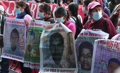 VIDEO: Mitin en FGR por caso Ayotzinapa termina en enfrentamiento con policías; reportan 11 elementos heridos