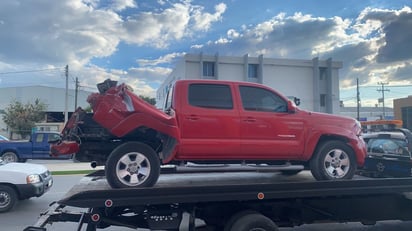 Camión destroza caja de camioneta en choque suscitado en la colonia Tecnológico