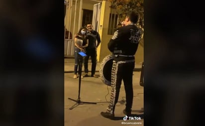 Con flores y mariachi, novio dedica 'mi corazón encantado' de Dragon Ball y se vuelve viral