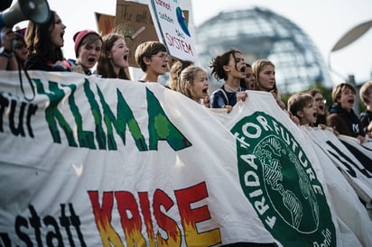 Jóvenes realizan 'huelga climática' en cuatro ciudades del mundo; exigen más ayuda para países pobres afectados