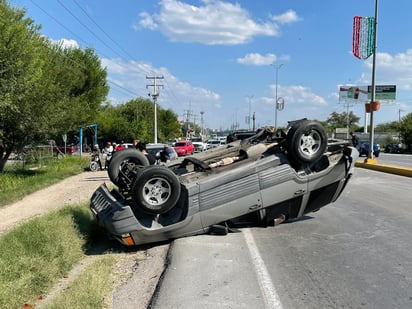 Choque - Volcadura deja daños considerables en el Blvd. Roman Cepeda de Piedras Negras