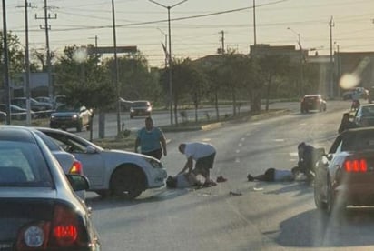 Adulta mayor embiste a 2 jóvenes que viajan en motocicleta