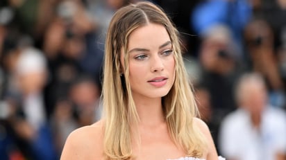 Margot Robbie irradia belleza con vestido de encaje blanco en NY