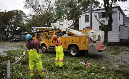 'Fiona' arrastra casas y corta el suministro eléctrico en Canadá