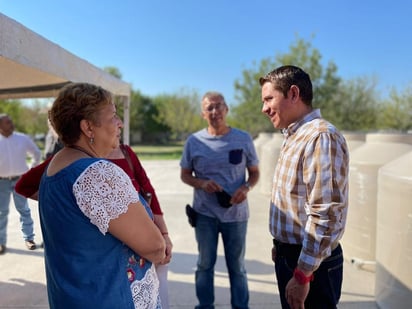 Hugo Lozano preside entrega de tinacos subsidiados en San Buenaventura