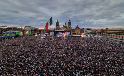 ¡Zócalo lleno! Sheinbaum pide seguir concierto de Grupo Firme en redes sociales