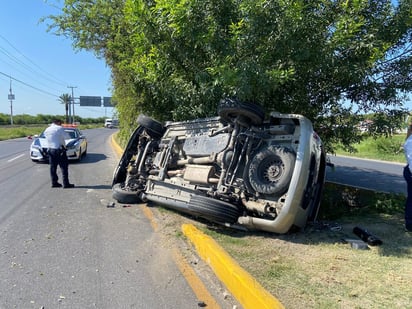 Conductora tiene una falla mecánica en su camioneta y vuelca