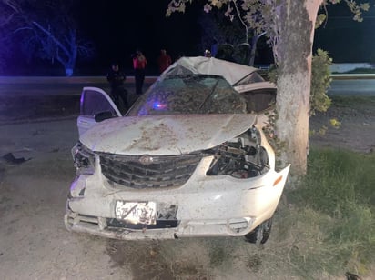 Joven mujer se impacta con árbol en Zaragoza