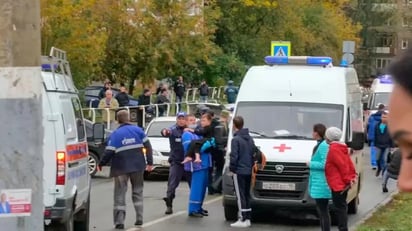 Tiroteo en escuela de Rusia deja al menos 13 muertos, entre ellos 7 niños