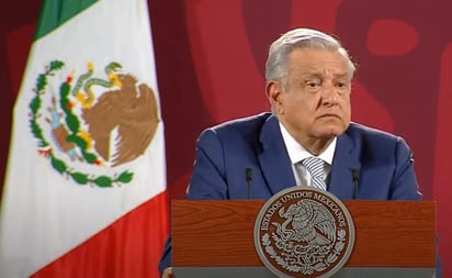 AMLO cuestiona a quienes señalan al Ejército en caso Ayotzinapa; '¿Qué quieren, que se debilite?'