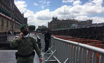 Con 'abate fuegos' y vallas soldadas, así se protege Palacio Nacional ante marcha por Ayotzinapa