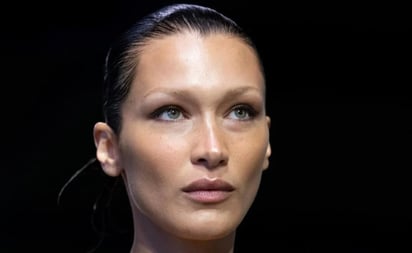 Bella Hadid deja poco a la imaginación con un escote casi al ombligo de la firma Versace