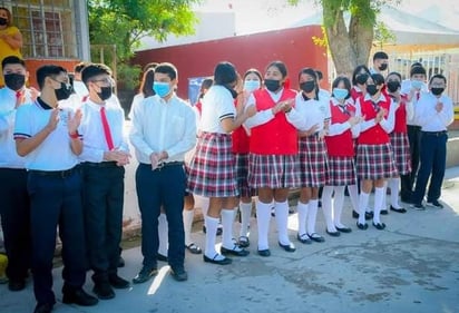 SER entrega a primarias el material de libros en Piedras Negras 