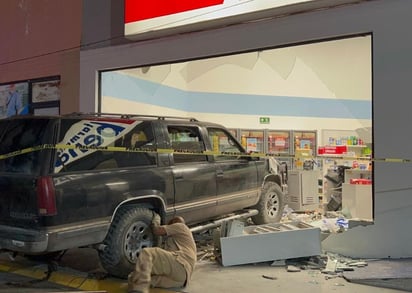 Conductor se mete con todo y camioneta a farmacia Benavides de Frontera