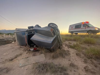 Tráiler vuelca en la carretera Cuatrociénegas-San Pedro