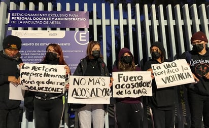 Estudiantes toman accesos de la UAQ ante denuncias de acoso y violencia