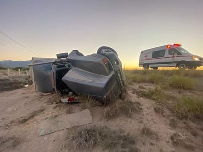 Tráiler vuelca en la carretera federal 30