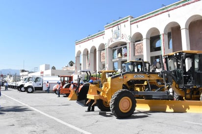 Alcalde Mario Dávila hace entrega de maquinaria pesada a Monclova