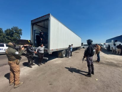 Más de 60 migrantes viajaban en caja de tráiler; asegurados